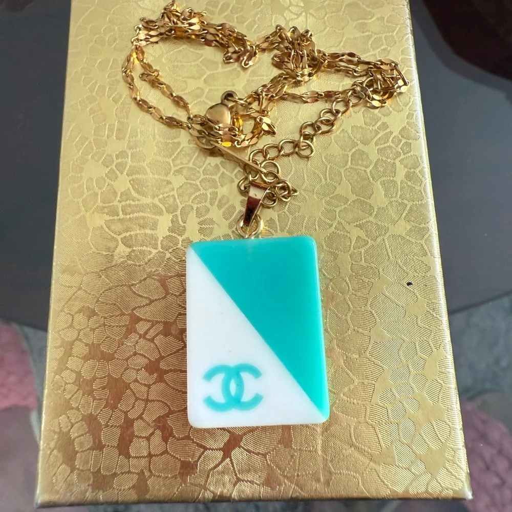 Chanel Vintage very rare pendant withCC Logo two tones blue and white gold Stamp - Picture 4 of 8